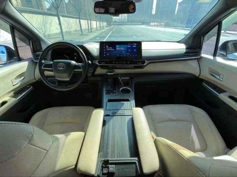 郑州22年丰田塞纳7