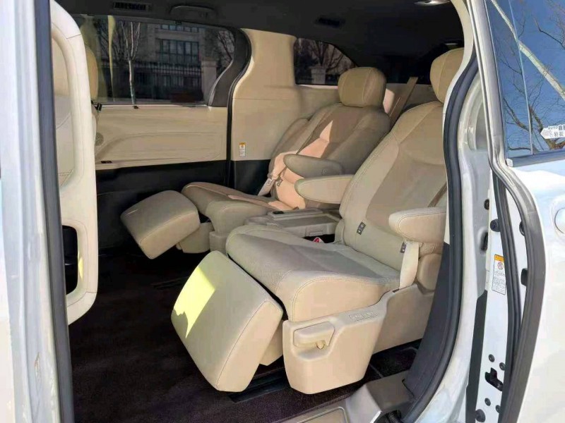 郑州22年丰田塞纳8