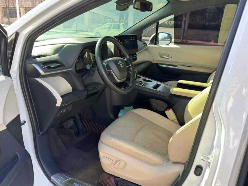 郑州22年丰田塞纳9