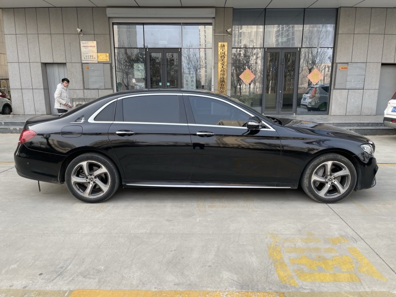 济宁18年奔驰E8