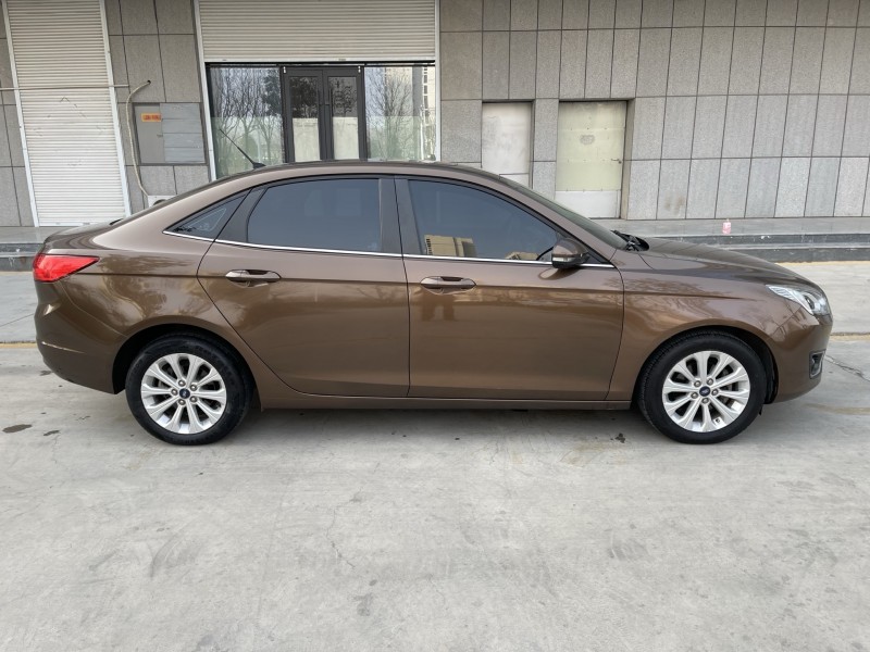 济宁17年福特福克斯8