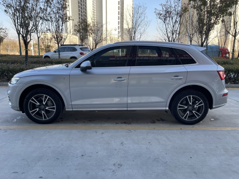 济宁19年奥迪Q58