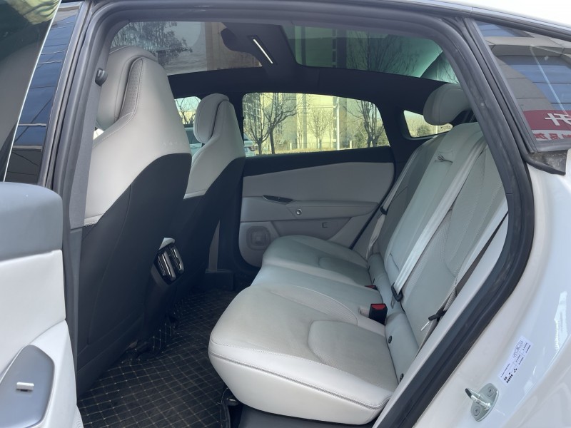 济宁25年极狐汽车阿尔法6