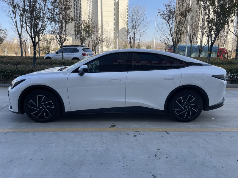 济宁25年极狐汽车阿尔法8