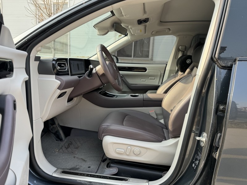 新乡24年零跑汽车C114