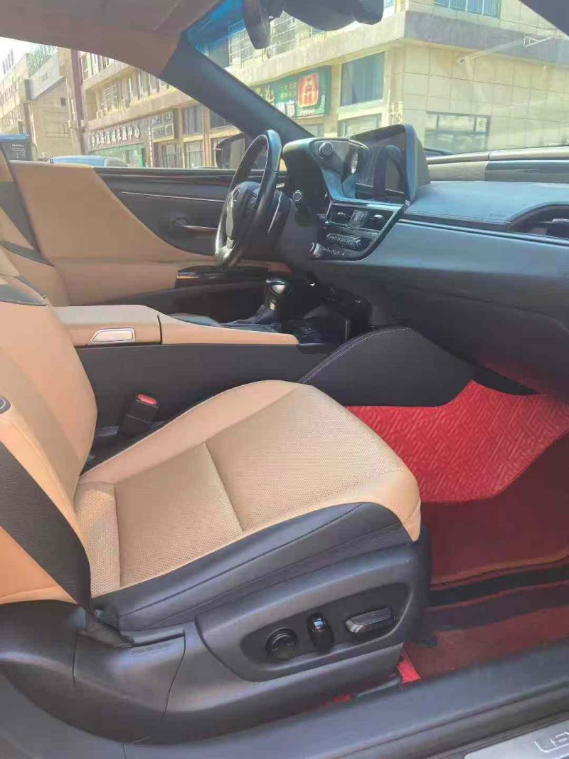 襄阳22年雷克萨斯ES8