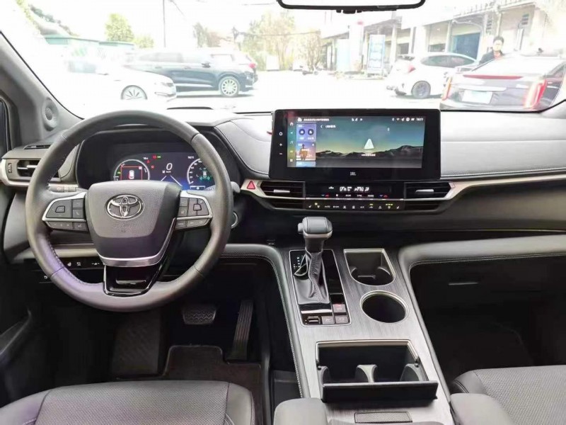 广州23年丰田塞纳4