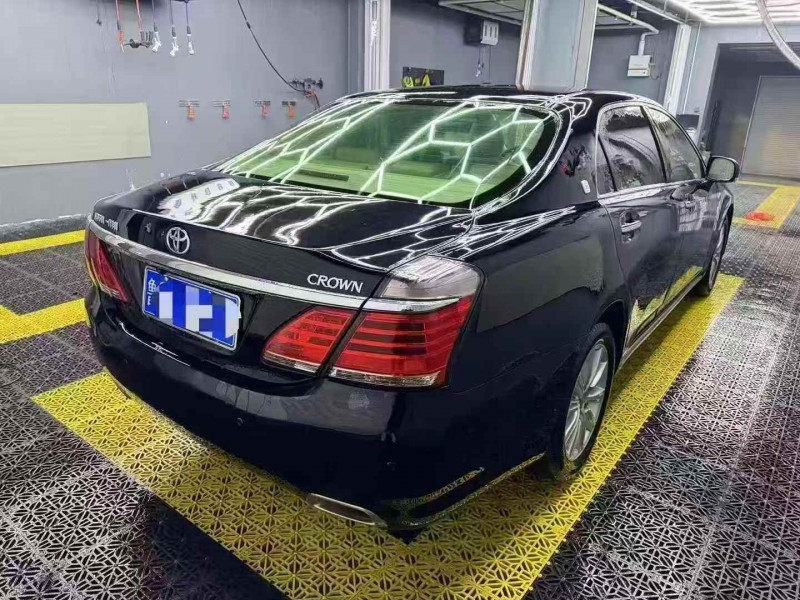 济宁13年丰田皇冠8