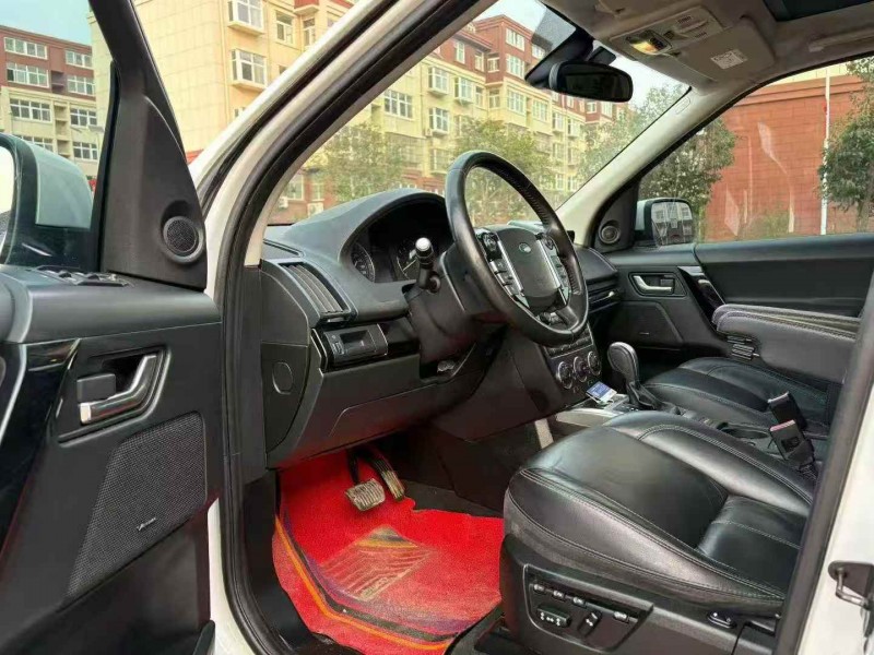 济宁14年路虎神行者8