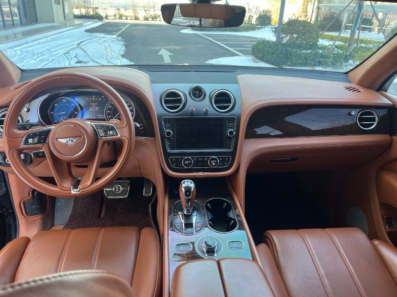 宿州18年宾利添越4