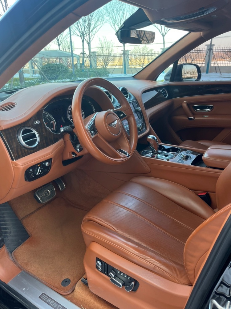 宿州18年宾利添越5