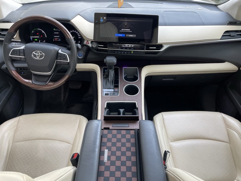 济宁22年丰田塞纳4