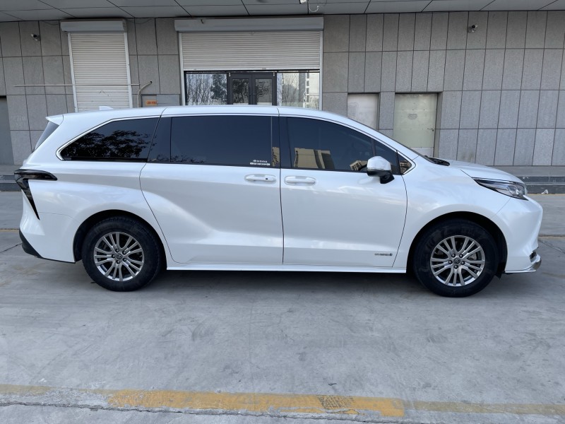 济宁22年丰田塞纳9