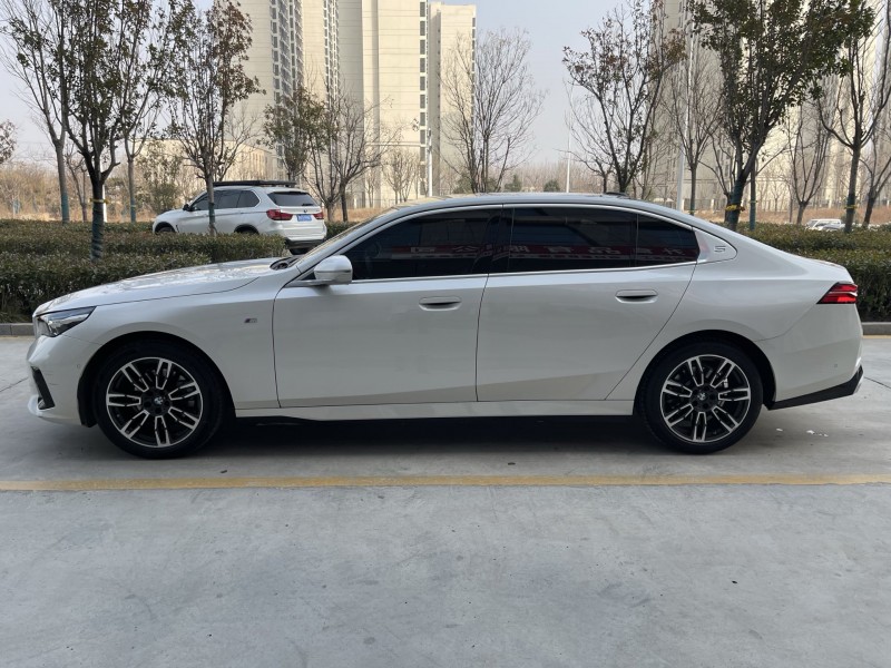 济宁24年宝马4系8