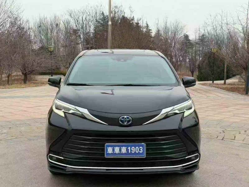 济宁23年丰田塞纳1