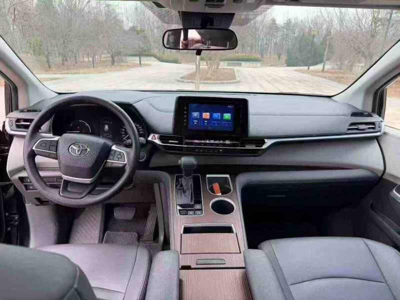 济宁23年丰田塞纳4