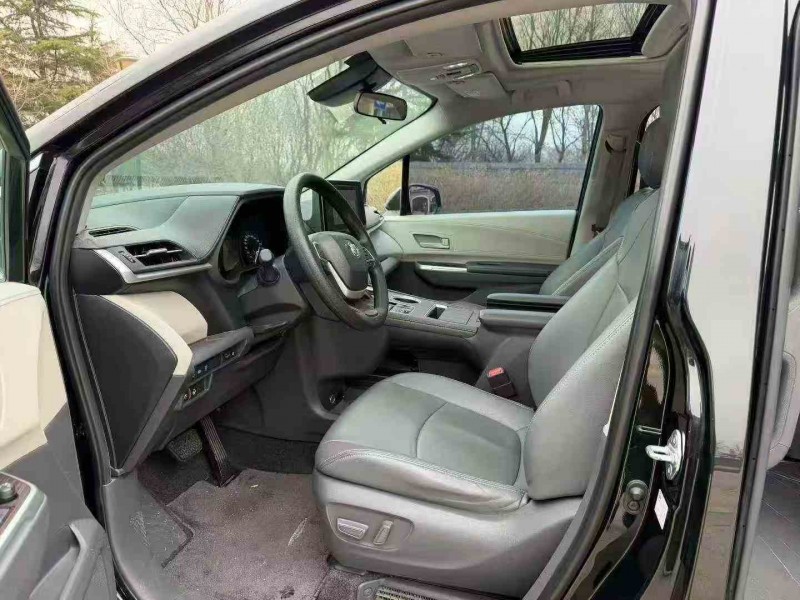 济宁23年丰田塞纳6