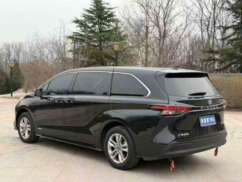 济宁23年丰田塞纳7