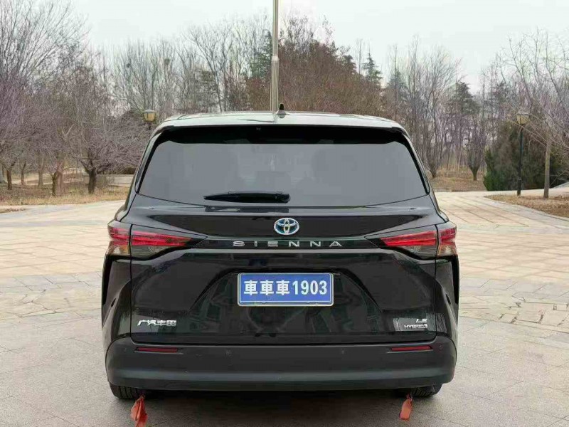 济宁23年丰田塞纳9