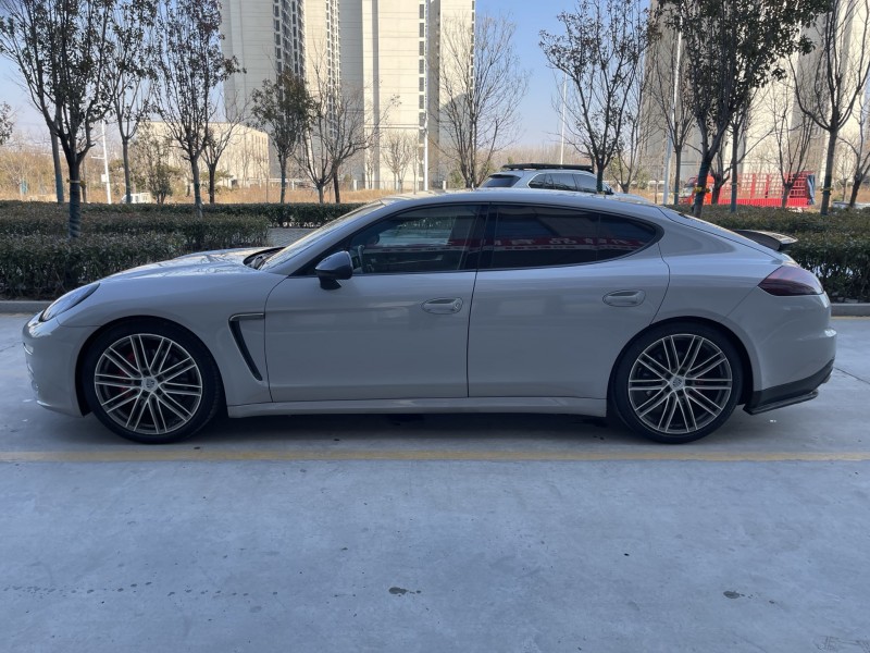 济宁14年保时捷帕拉梅拉8