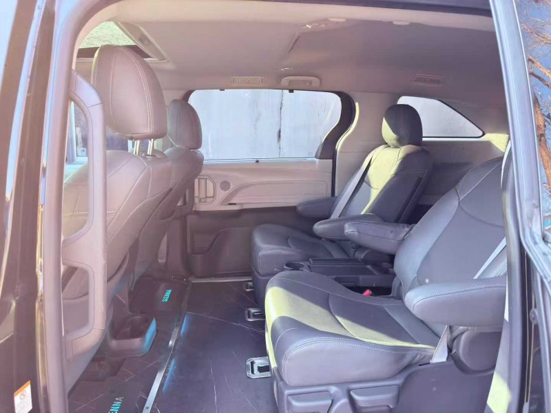 青岛23年丰田塞纳3