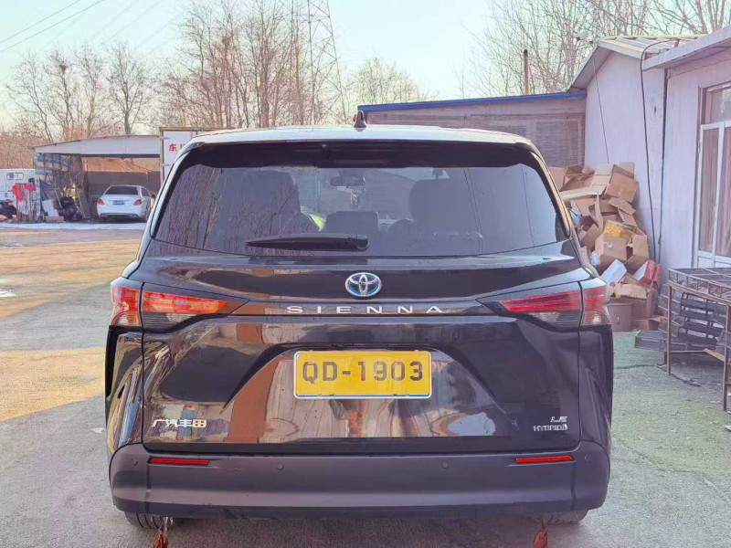 青岛23年丰田塞纳4