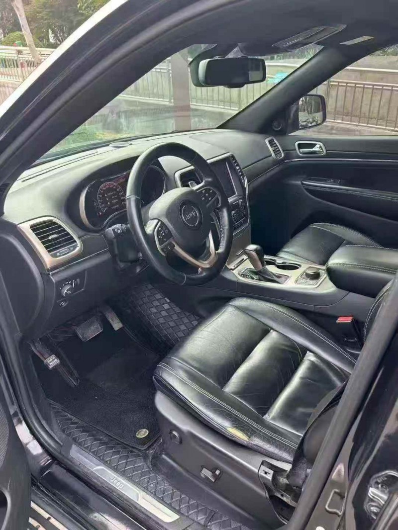 铜陵17年Jeep大切诺基4