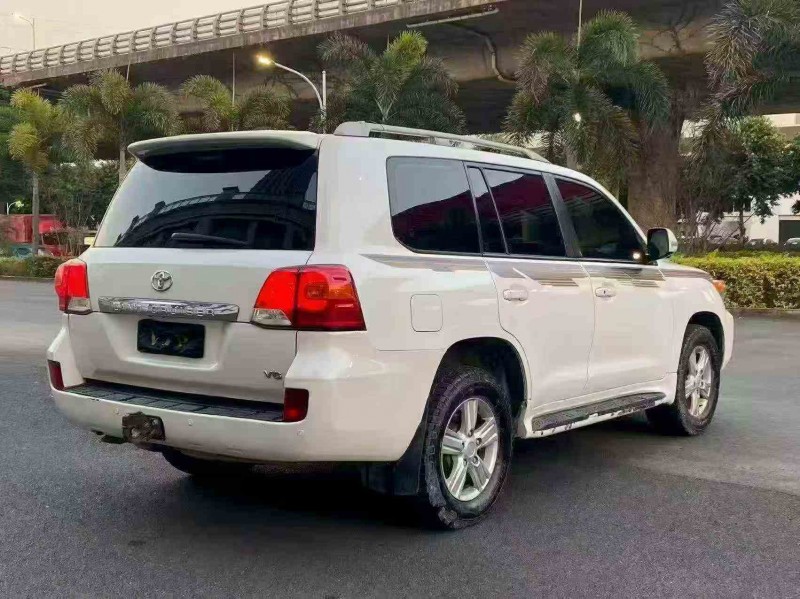 南平16年丰田兰德酷路泽8