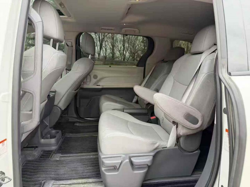 济宁24年丰田格瑞维亚5