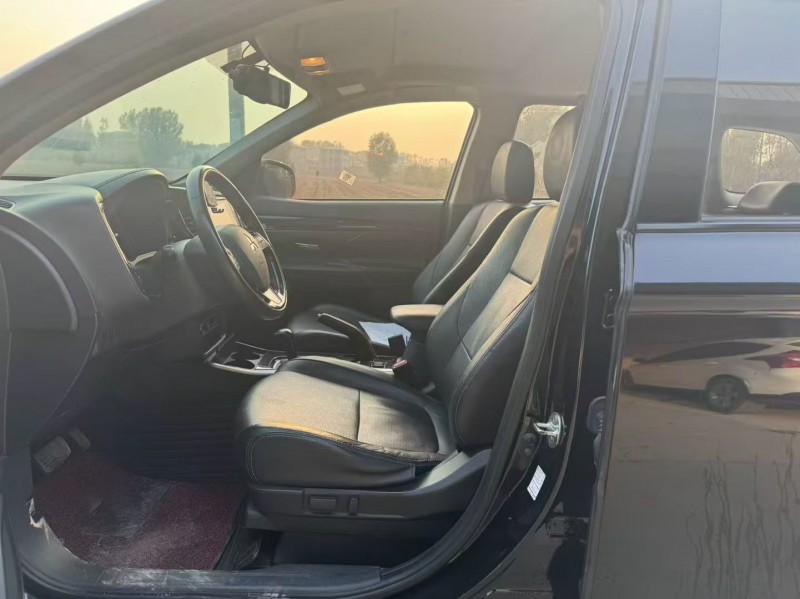 新乡18年三菱欧蓝德6