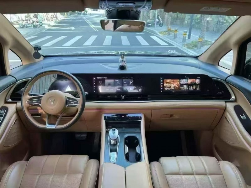 广州24年岚图汽车梦想家5