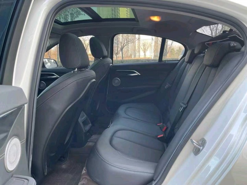 济宁22年宝马1系9