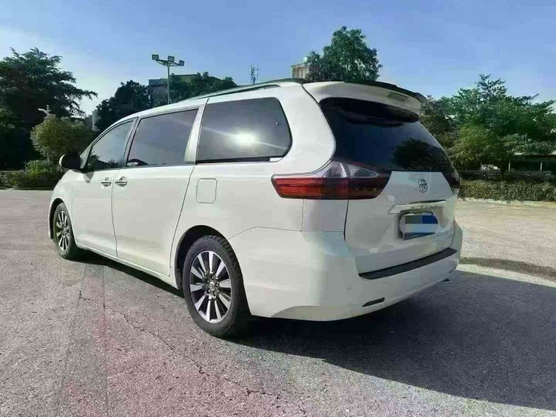 玉林17年丰田塞纳7