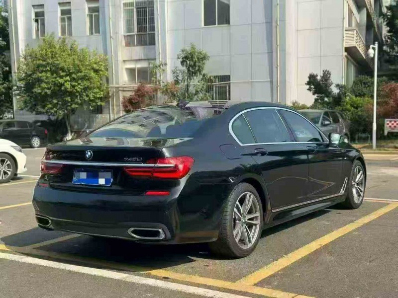 吉安19年宝马7系8