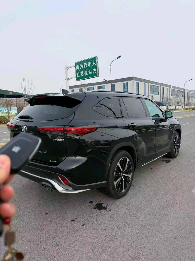 淮南23年丰田皇冠8