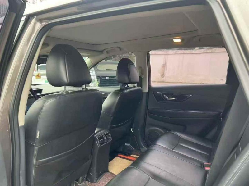 重庆20年日产奇骏4