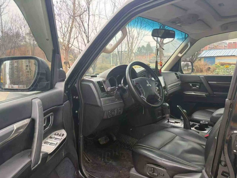 常德14年三菱帕杰罗4