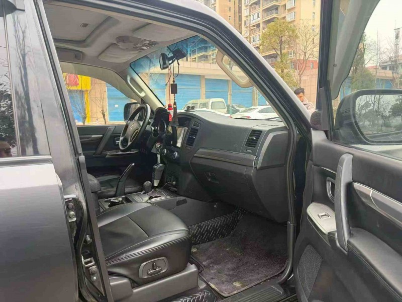 常德14年三菱帕杰罗5