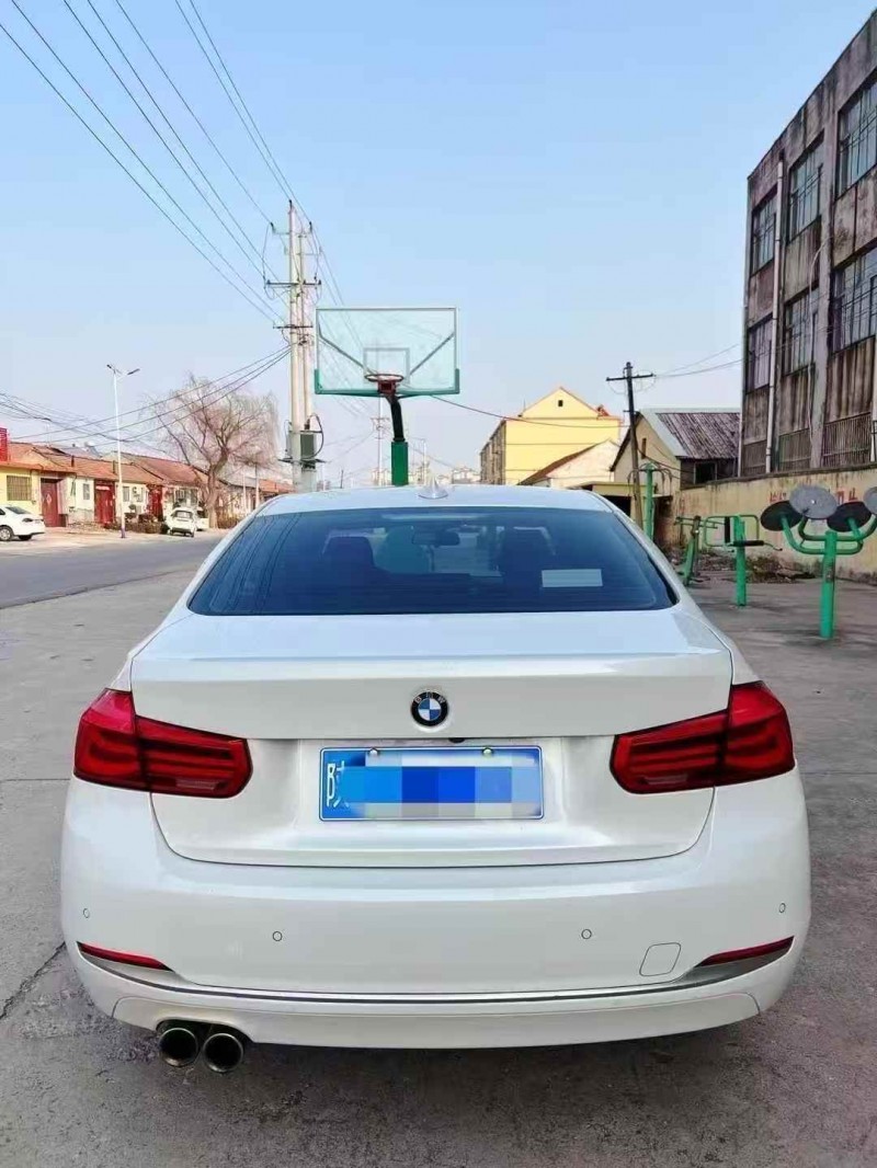 泰安17年宝马3系8