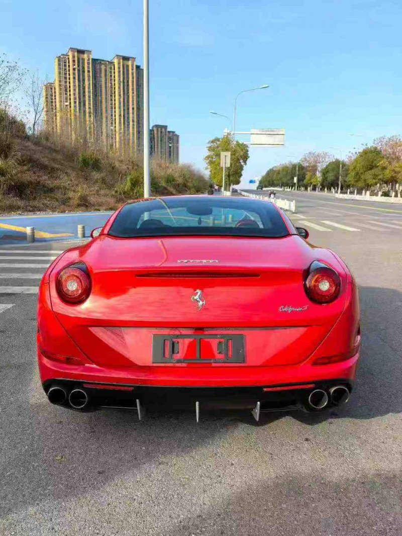 景德镇17年法拉利California T8