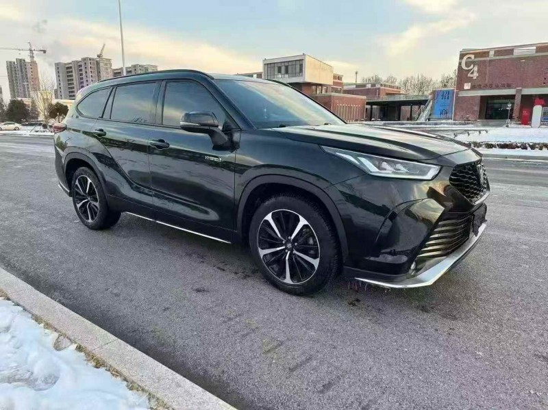 济宁24年丰田皇冠2