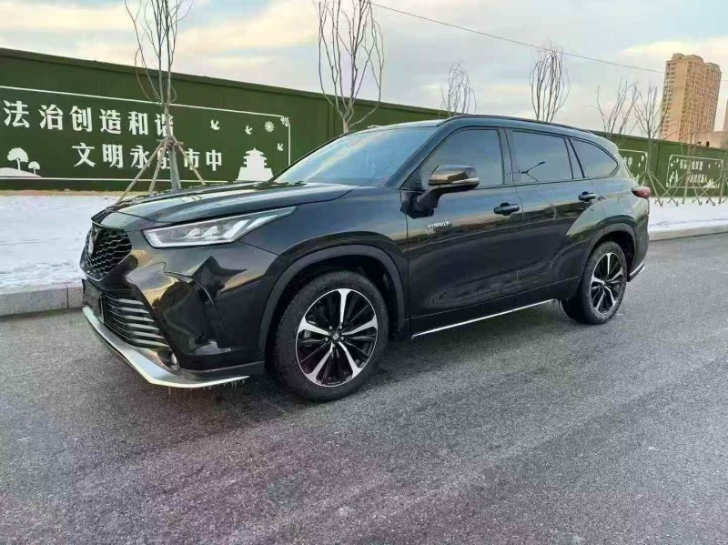 济宁24年丰田皇冠3