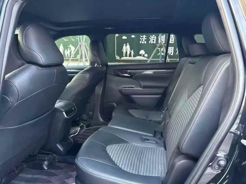 济宁24年丰田皇冠4