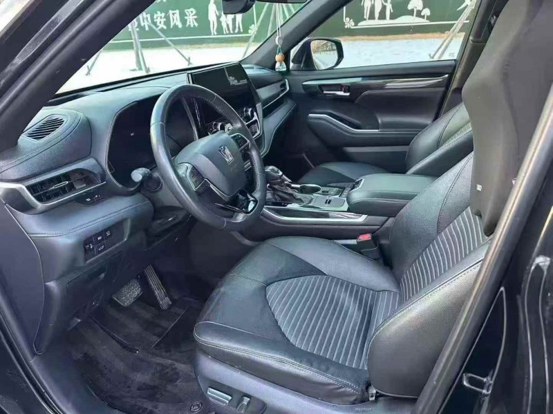 济宁24年丰田皇冠5