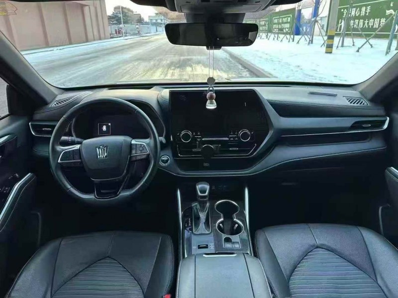 济宁24年丰田皇冠6