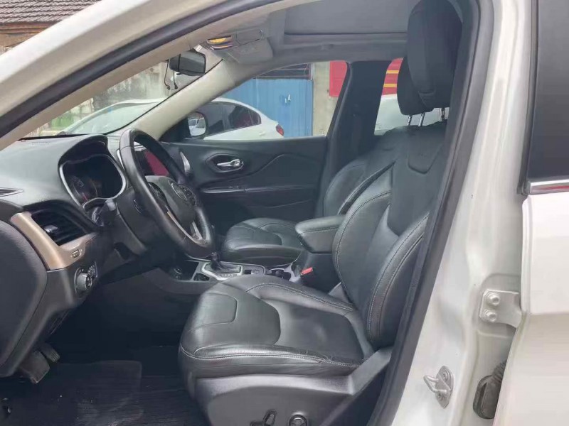 泰安18年Jeep自由光6