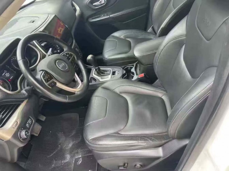 泰安18年Jeep自由光8