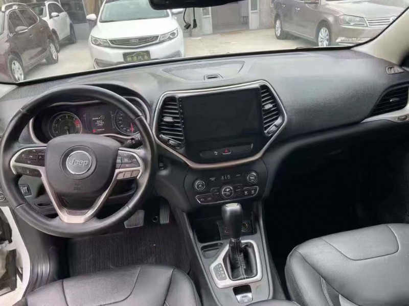 泰安18年Jeep自由光9