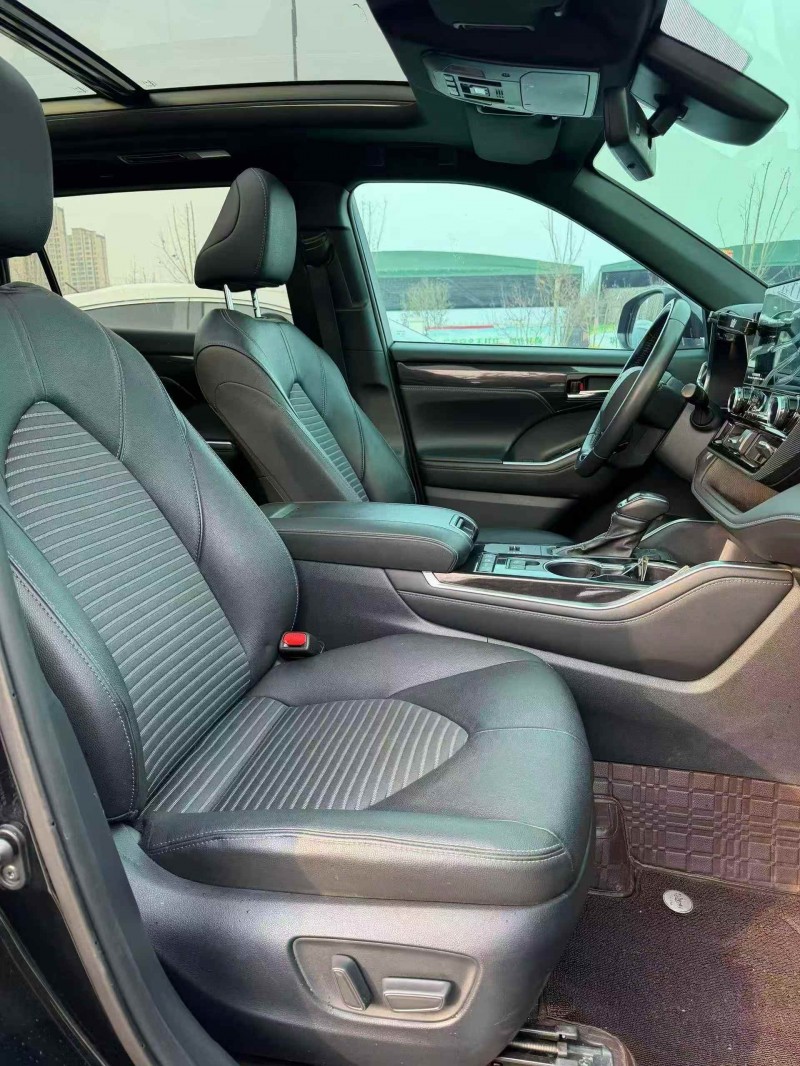 济宁23年丰田皇冠4