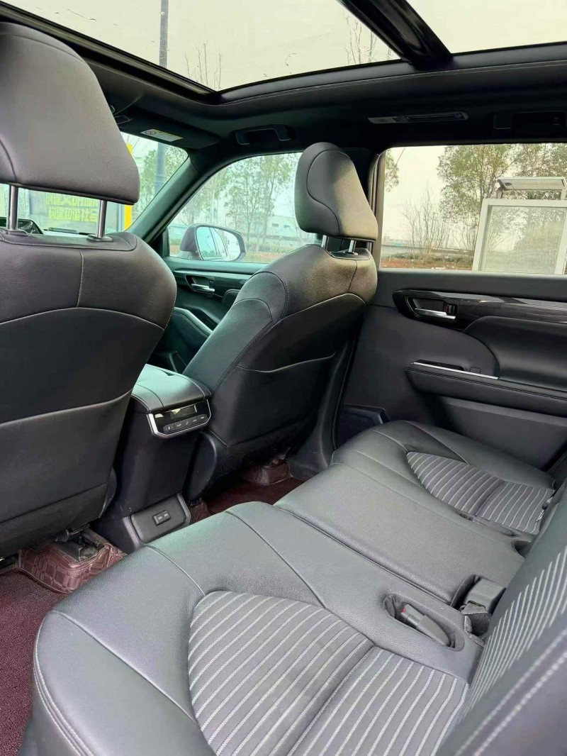 济宁23年丰田皇冠6